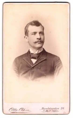 Fotografie Otto Ohm, Malmö, Rundesgatan 20, Porträt eines eleganten Herrn