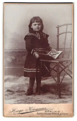 Fotografie Hugo Kämmerer, Berlin, Schönhauser-Allee 6, Kind mit Stuhl und Buch