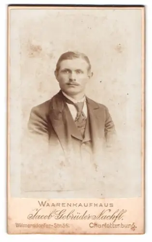 Fotografie Waarenkaufhaus Jacob Febr. Nachfl., Charlottenburg, Wilmersdorfer Str. 56, Porträt eines Mannes