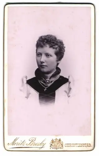 Fotografie Moritz Bresky, Christianstad, Östra Storgatan 70/71, Porträt einer jungen Frau