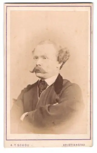 Fotografie A. T. Schou, Kristianstad, Porträt eines Mannes mit Bart