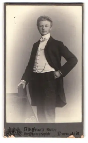 Fotografie Alb. Fraatz, Darmstadt, Wilhelminenplatz 2, Eleganter junger Mann im Anzug