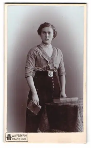 Fotografie A. Wertheim, Berlin, Oranienstrasse, Junge Frau mit Buch