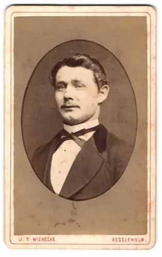 Fotografie J. T. Wienecke, Hessleholm, Eleganter Herr in Anzug und Fliege