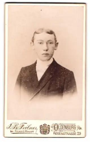 Fotografie J. B. Feilner, Oldenburg, Rosenstrasse 29, Porträt eines jungen Mannes