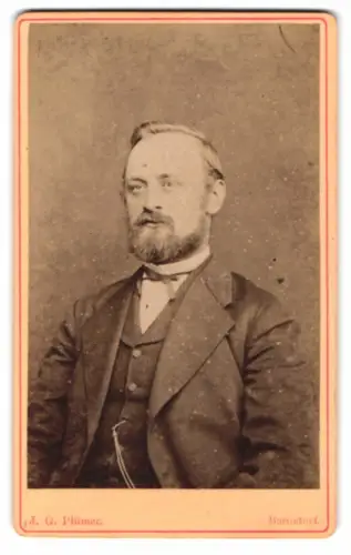 Fotografie J. G. Plümer, Barnstorf, Porträt eines Herrn im Anzug