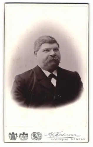 Fotografie Ad. Hartmann, Dessau, Franz-Str. 25, Porträt eines Mannes mit markantem Schnurrbart