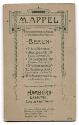 Fotografie M. Appel, Berlin, Neue Königstr. 1, Porträt eines Kleinkinds auf Fell