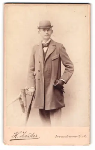 Fotografie H. Zeidler, Berlin, Jerusalemer-Strasse 6, Eleganter Herr mit Melone