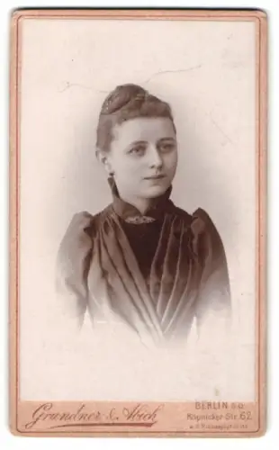 Fotografie Grundner & Abich, Berlin, Köpnicker Str. 62, Porträt einer jungen Dame