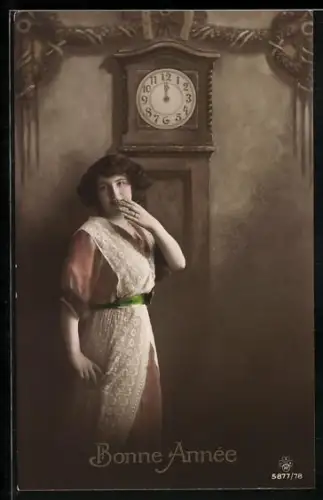 Foto-AK RPH SBW Nr. 5877/78: Fräulein vor der Standuhr, Neujahrsgruss