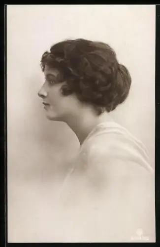 Foto-AK RPH SBW Nr. 6481/82: Junge Frau im weissen Kleid