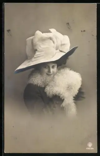 Foto-AK RPH SBW Nr. 1763/64: Fräulein im Mantel mit Muff