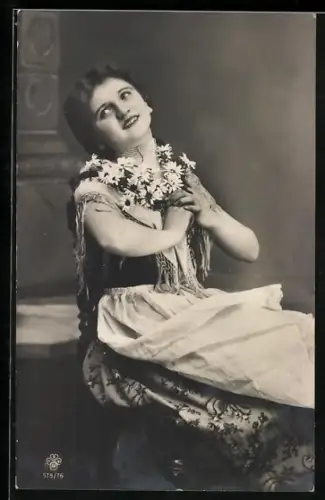 Foto-AK RPH SBW Nr. 575/76: Fräulein mit Margeriten