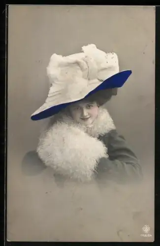 Foto-AK RPH SBW Nr. 1763/64: Fräulein im Mantel mit Muff