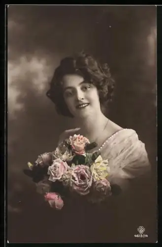 Foto-AK RPH SBW Nr. 4613/14: Junge Frau mit Rosen