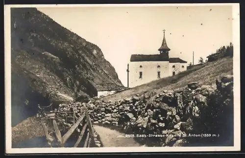 AK Saas-Fee, Saas-Strasse mit Kapelle St. Antonius