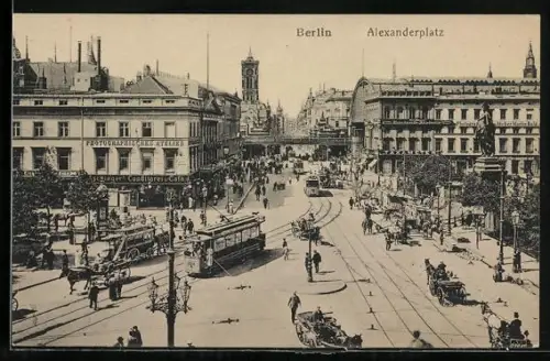 AK Berlin, Alexanderplatz, Ansicht mit Strassenbahnen und Blick zum Roten Rathaus