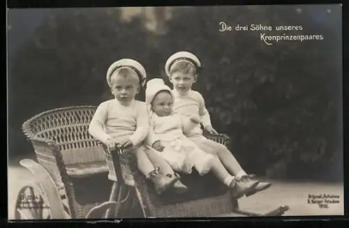 AK Die drei Söhne des Kronprinzenpaares von Preussen in jungen Jahren mit Matrosenmützen posieren auf einer Kutsche