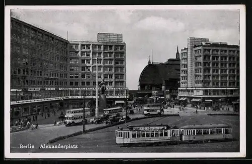 AK Berlin, Alexanderplatz mit Strassenbahnen und Blick zum Bahnhof