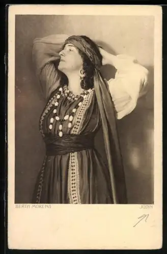 AK Opernsängerin Berta Morena als Zigeunerin posierend