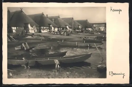 AK Kamp, Kähne auf dem Wasser vor Reetdachhäusern