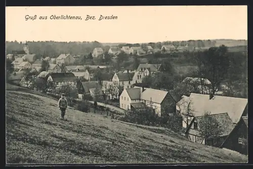 AK Oberlichtenau / Pulsnitz, Junge auf einer Wiese vor dem Ort