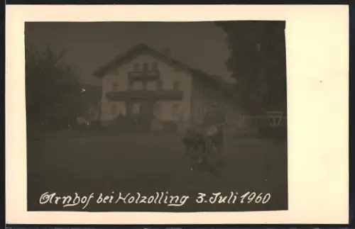 Foto-AK Holzolling, Arnhof mit Radfahrer im Vordergrund, 1960