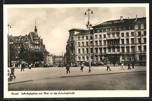 AK Kassel, Bahnhofsplatz mit Blick in die Bahnhofstrasse