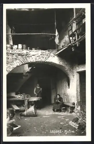 AK Losone, Altes Haus mit zwei Frauen