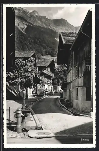 AK Brienz, Strassenpartie mit Bergen