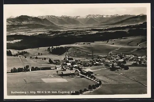 AK Buchenberg / Allgäu, Fliegeraufnahme der Ortschaft mit dem Alpenpanorama