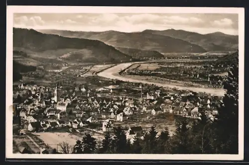 AK Haslach i. K., Gesamtansicht mit Fluss und Berghintergrund