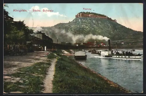 AK Königstein / Elbe, Elbpromenade mit Blick auf die Festung