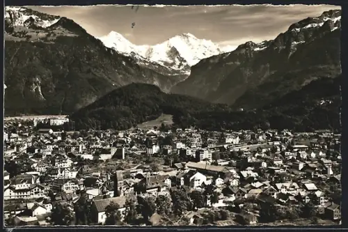 AK Interlaken, Ortsansicht mit Mönch und Jungfrau
