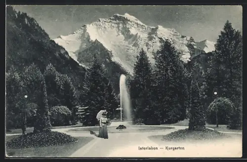 AK Interlaken, Spaziergängerin am Springbrunnen im Kurgarten