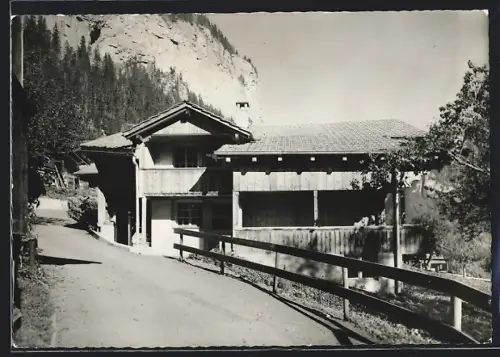 AK Isenfluh ob Lauterbrunnen, Jugendhaus Bödeli mit Strassenpartie