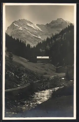 AK Davos, Sertigtal, Blick ins Tal mit Flusspartie und Haus