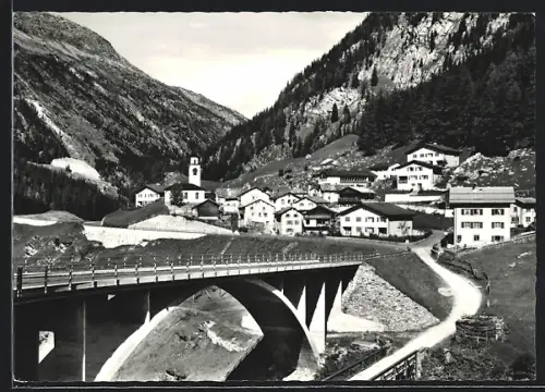 AK Innerferrera /Avers, Ortsansicht mit Brücke und Talpanorama