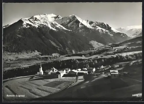 AK Degen /GR, Rumein, Ortsansicht mit Bergpanorama