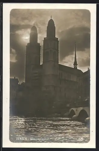 AK Zürich, Grossmünster vor Wolkenhimmel