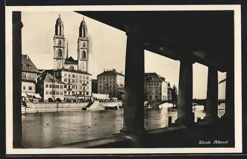 AK Zürich, Blick übers Wasser auf die Altstadt und das Grossmünster