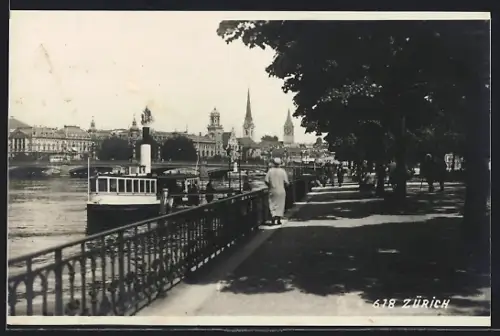 AK Zürich, Partie am Wasser mit Dampfschiff und Kirchen im Hintergrund