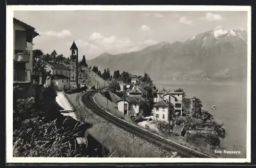 AK San Nazzaro /Lago Maggiore, Bahngleise im Ort mit Blick zu den Bergen