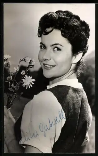 AK Schauspielerin Anita Gutwell mit Blumenstrauss, Autograph