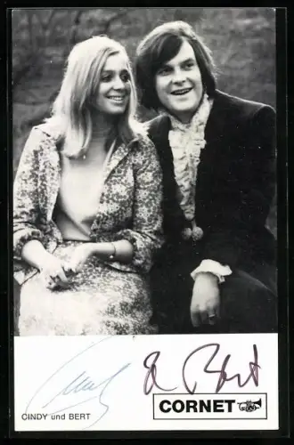 AK Musiker-Duo Cindy und Bert nebeneinander auf einer Bank