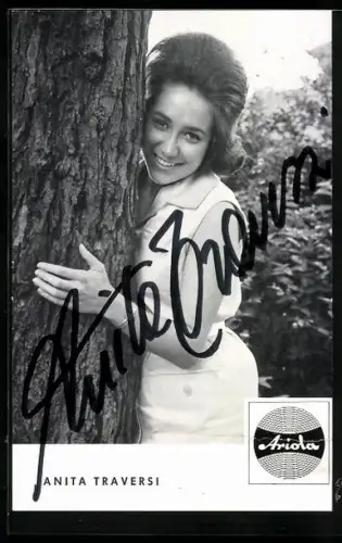 AK Sängerin Anita Traversi umarmt einen Baum, Autograph