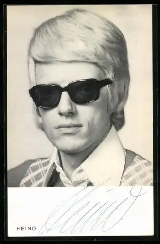 AK Sänger Heino mit Sonnebrille und ernstem Blick, Autograph