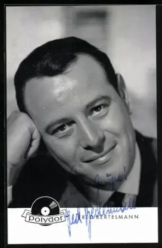 AK Musiker Fred Bertelmann mit geneigtem Kopf, Musiker