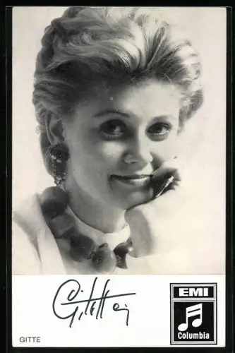 AK Musikerin Gitte mit grosser Halskette schaut in die Kamera, Autograph